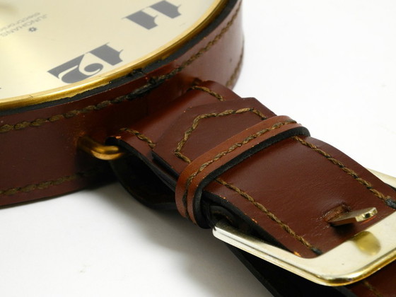 Image 1 of Orologio da parete Junghans originale degli anni '60 in ottone con cinturino in vera pelle.