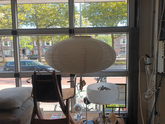 Image 1 of Lampe suspendue en papier de riz.  En bon état. Deux pièces. Le prix est par pièce.
