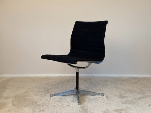 Sedia girevole in alluminio modello EA 105 di Eames per Herman Miller, anni '70