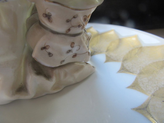 Image 1 of Jarrón antiguo con forma de concha, decorado con un elfo/bufón/niño y un pájaro - Volkstedt