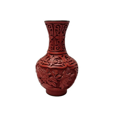 Chinese lacquerware vase