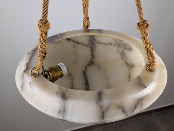 Zeitlose Art-Deco-Hängeleuchte aus geschnitztem Alabaster, schwarze Maserung, 1920er Jahre – Pendelleuchten (photo 10 of 10)