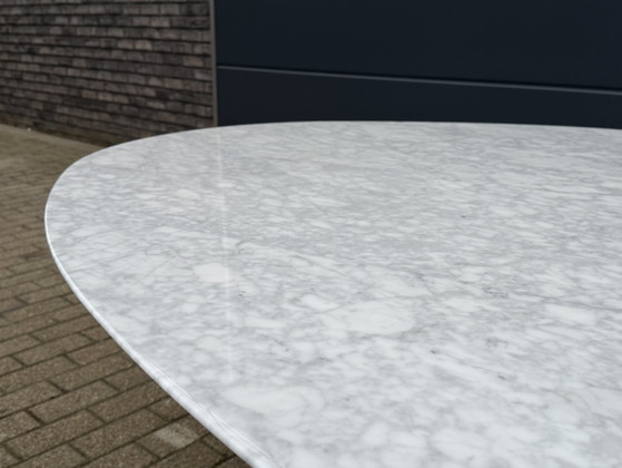 Image 1 of Table de salle à manger ovale Knoll Tulip, Eero Saarinen (244 cm), marbre de Carrare