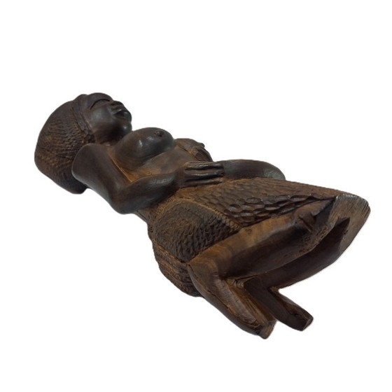 Image 1 of Estatuilla africana de madera antigua de una mujer