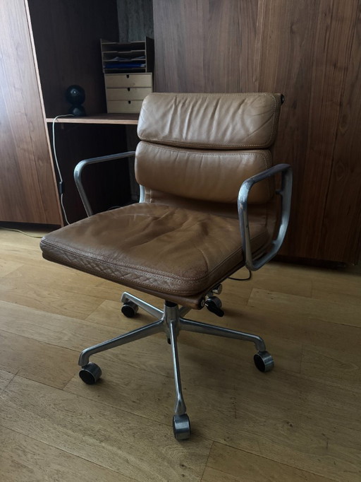 Sedia Eames Soft Pad (1984) EA217 Pelle Cognac