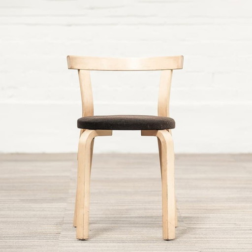 Artek 68 Kantinenstuhl stapelbar