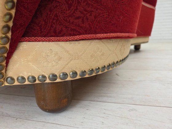 Image 1 of Canapé 2 places courbé danois des années 1960, tissu d'ameublement en laine rouge/beige.