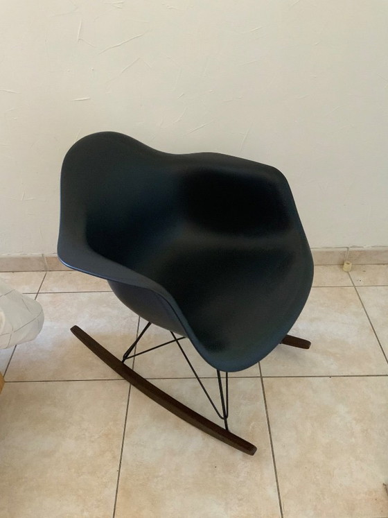 Vitra Eames RAR schommelstoel – Zwarte collectie 2015 – Charles & Ray Eames – Schommelstoelen, Metal, Plastic (photo 3 of 8)