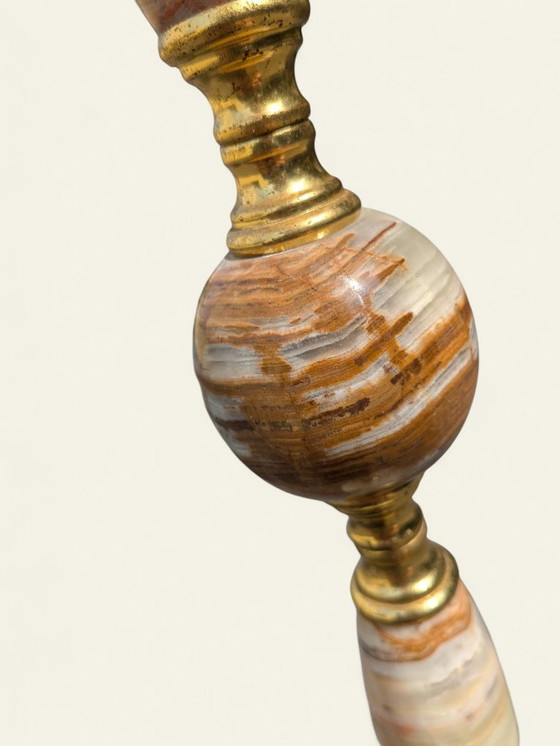 Image 1 of Rarität! Mid-Century Stehlampe mit rosafarbenem Samtschirm & Fransen – Messingfuß mit Marmorverzierung