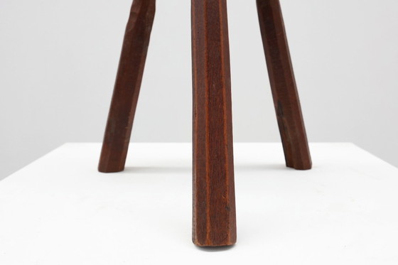 Image 1 of Sgabello francese brutalista a treppiede in rovere massiccio con bordo in metallo, 1850