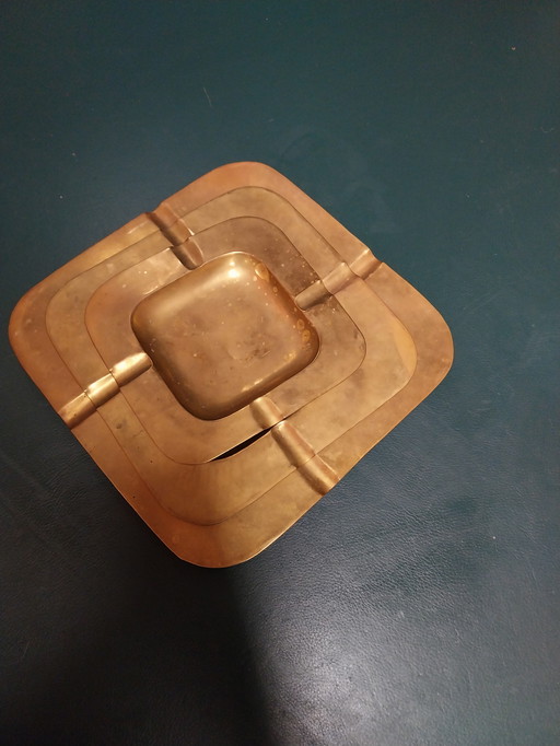 Ensemble de 3 cendriers en laiton des années 1970, de 28, 24 et 18 cm.