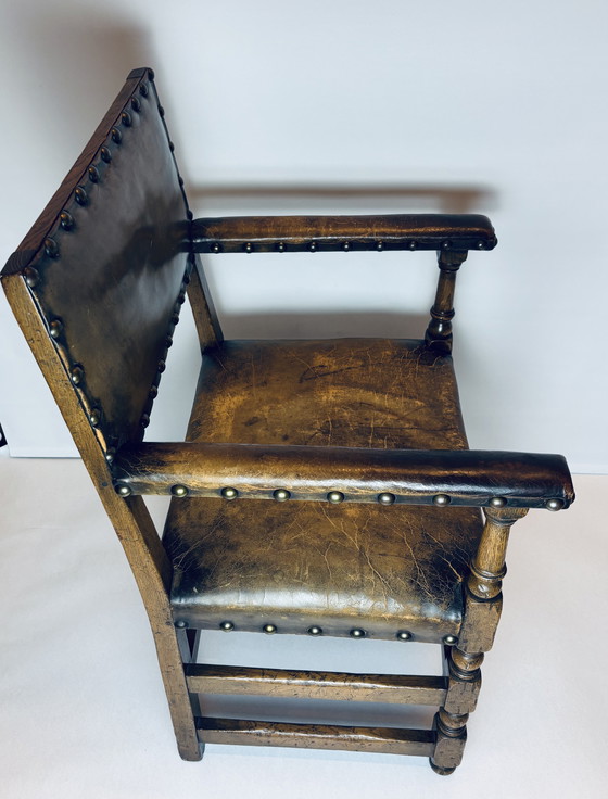 Image 1 of 🪑 Vintage eikenhouten armstoel met origineel leren bekleding (1920–1950)