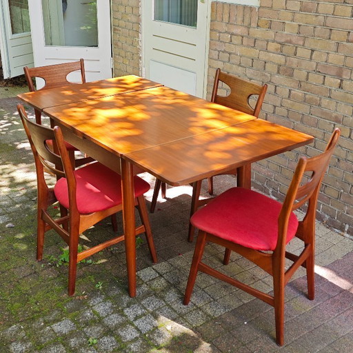 Set da pranzo vintage con 4 sedie e tavolo allungabile.