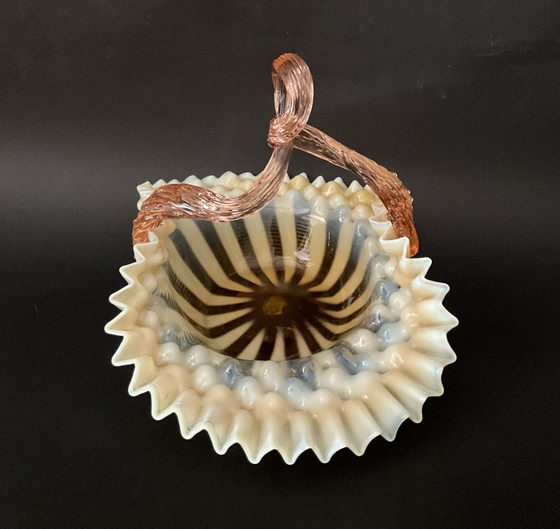 Image 1 of Cesta de cristal artístico de Murano, rara, de cristal opalino con asa rosa retorcida, Italia, 1955–1965.