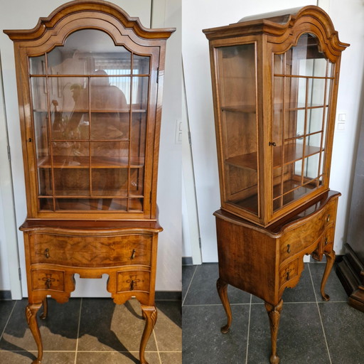 Elegante vitrina estilo Reina Ana – chapa de nogal veteado – vitrinekasten, Wood