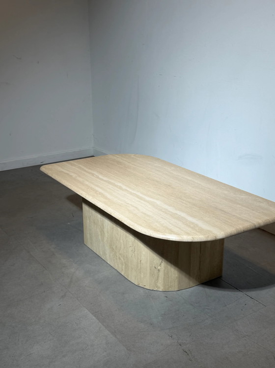 Mesa de centro de travertino con base de pedestal redondeada, Mesas de centro (foto 4 de 6)