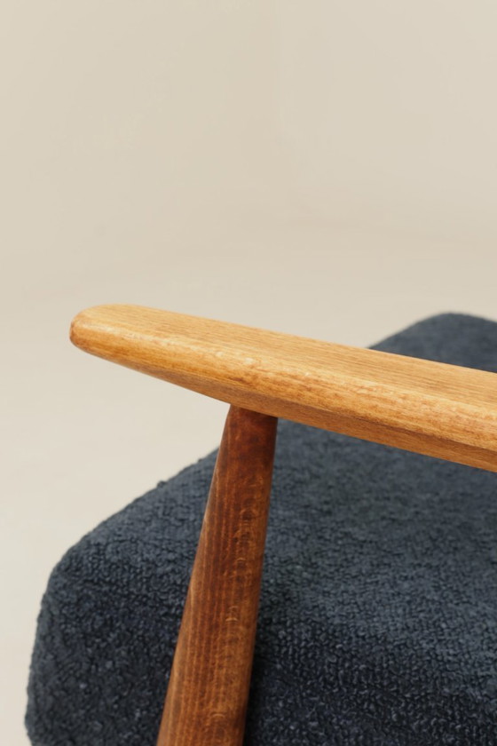 Image 1 of Fauteuil scandinave bleu marine à structure en bois bouclé, design H.Lis