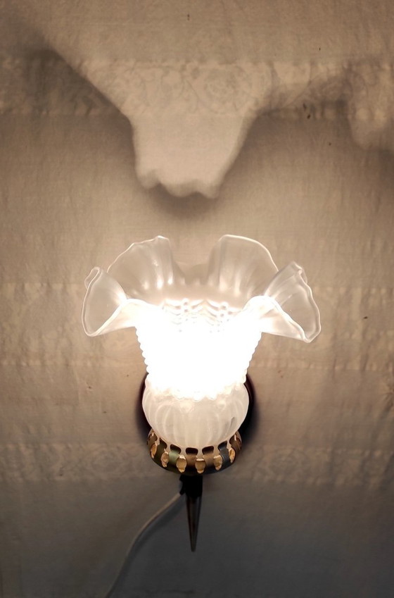 Image 1 of Applique Art Déco in ottone con paralume in vetro - metà del XX secolo