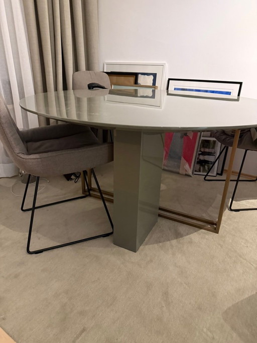 Meridiani dining table "Plinto" round Ø 140 cm, custom size, Sage high-gloss lacquer / brass – list price €9,287 – eettafels