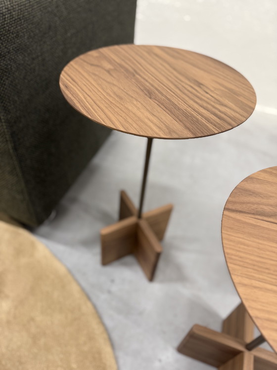Image 1 of 2 mesas auxiliares Beek Cross de madera de nogal D35