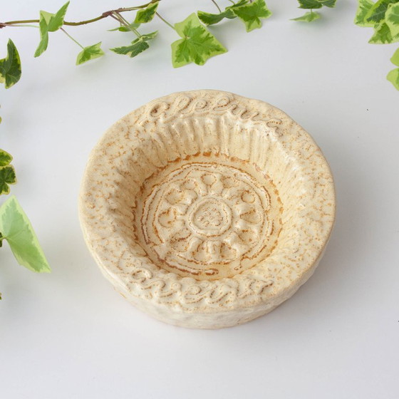 1970s Beige Textured Ceramic Ashtray from Aleluia – Table accessories (photo 4 of 10)