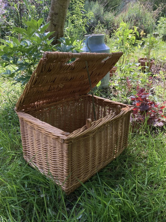 Image 1 of Cesta de mimbre antigua con cierre y asa.