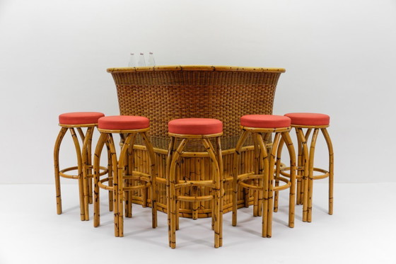 Image 1 of Bamboe bar met 5 bamboe barkrukken, jaren 1950, Italië