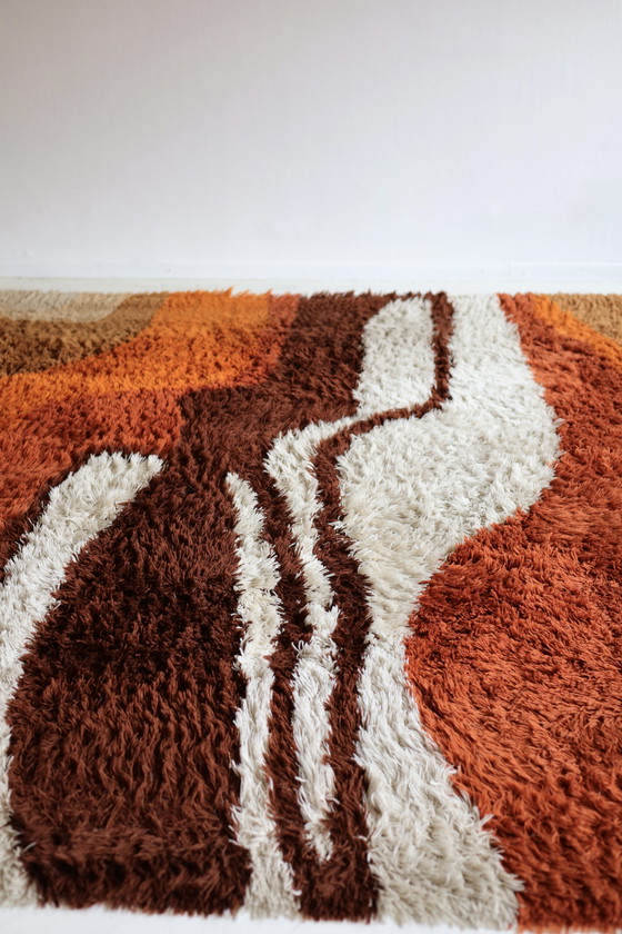 Image 1 of tapis au design futuriste