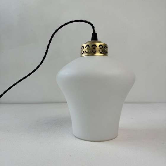 PAIRE D’ANCIENNES SUSPENSIONS EN OPALINE VINTAGE – Glass (photo 3 of 8)