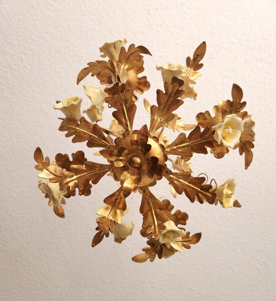 Lampe de plafond florentine ancienne, dorée et forgée à la main, ornée de roses en porcelaine, Italie (photo 7 of 14)