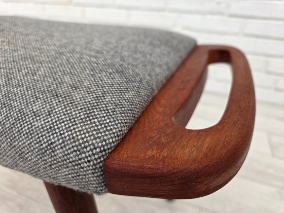 Image 1 of 1970er Jahre, dänischer Sessel mit hoher Rückenlehne und Hocker, Wolle, Teakholz.