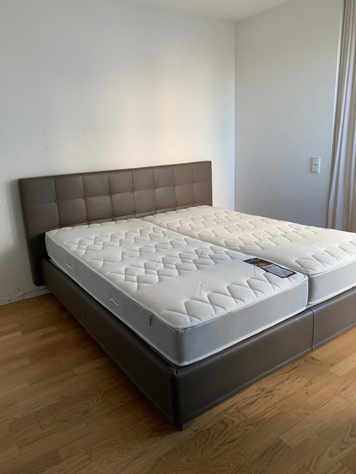 Luxury box spring bed Möller Design new price 5.200 €