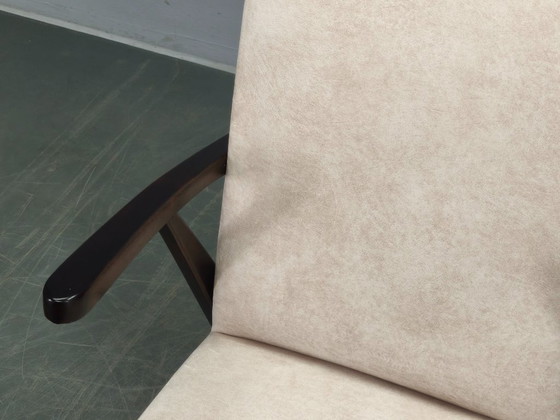 Image 1 of Sillón de terciopelo color crema de mediados de siglo, Checoslovaquia, década de 1960.