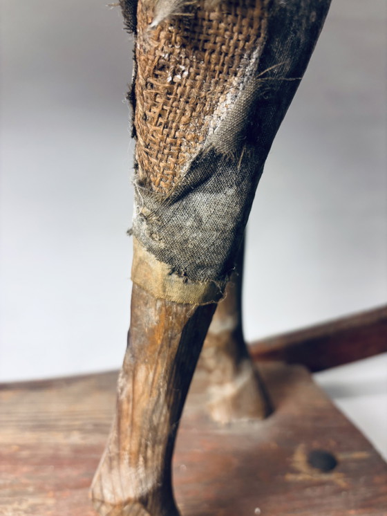 Image 1 of Antico cavallo da tiro in legno su slitta con rivestimento in tessuto e pelle – circa fine XIX/inizio XX secolo