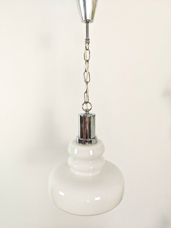 Image 1 of Lampada a sospensione vintage in vetro opalino bianco / Lampada a sospensione moderna di metà secolo jugoslava degli anni '7