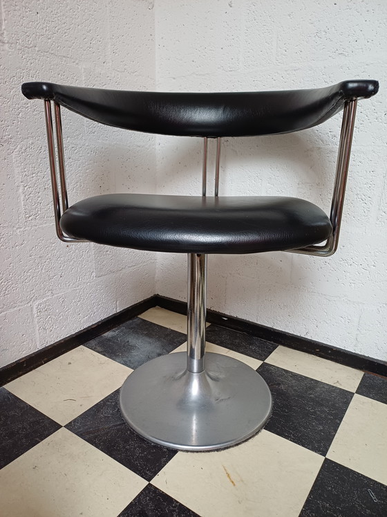 Image 1 of Fauteuil pivotant vintage Börje Johanson avec revêtement en similicuir noir et piètement chromé en forme de trompette