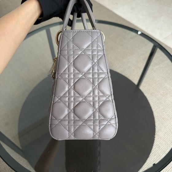 Image 1 of DIOR LADY MEDIUM - PELLE DI AGNELLO CANNAGE GRIGIO, DETTAGLI GRIGIO ORO, CINTURINO REGOLABILE