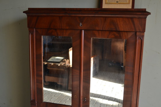 Image 1 of Hermoso armario antiguo de madera de caoba para niña con puertas espejadas