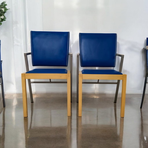 2 designstoelen, ontwerpstijl vergelijkbaar met Bauhaus, hout/metaal