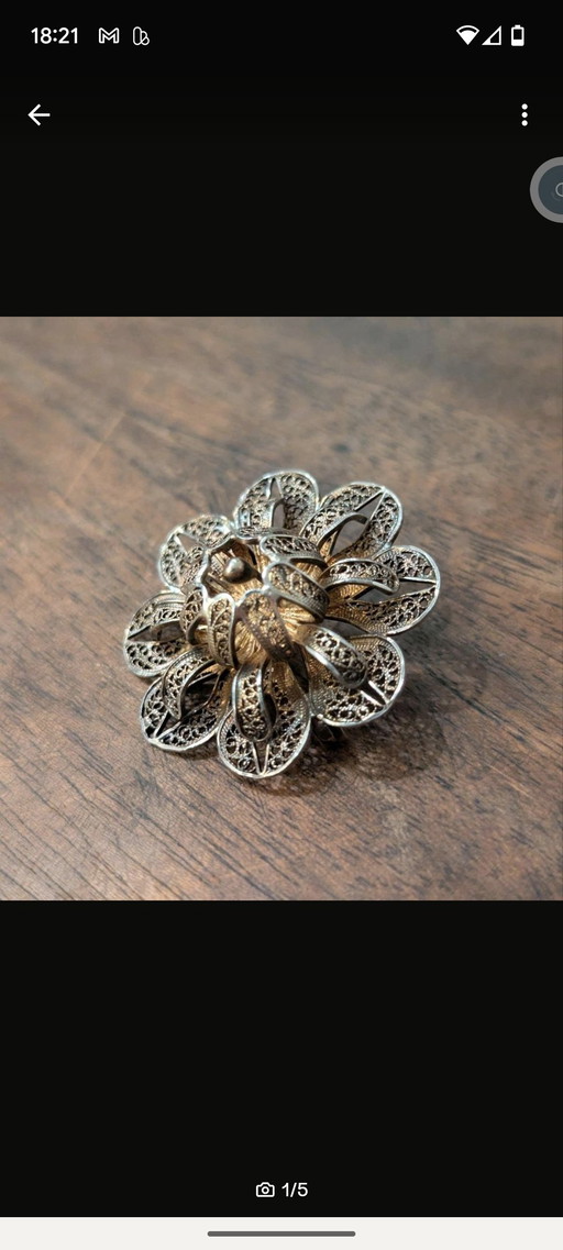 Beautiful old silver brooch gold plated / flower

Genuine silver gold plated

Have a look at my other items