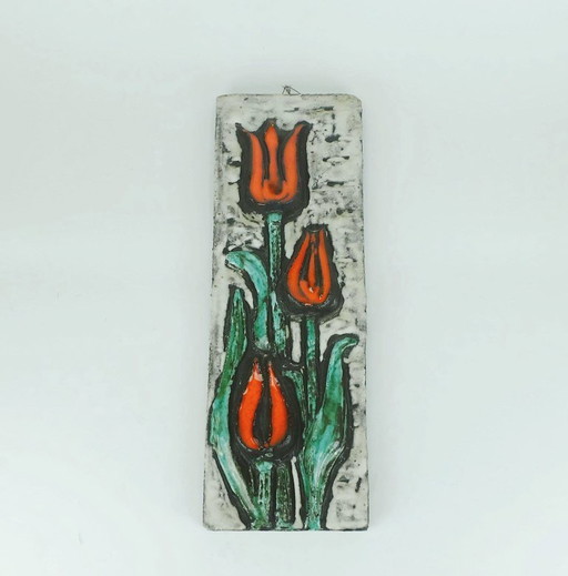 Keramische wandtegel uit de jaren 70 met tulpmotief en een ruwe glazuurlaag.