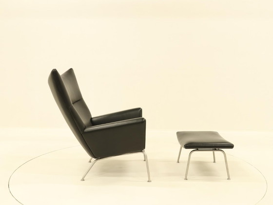 Image 1 of Poltrona Wing e pouf coordinato – CH445 e CH446 – di Hans Wegner