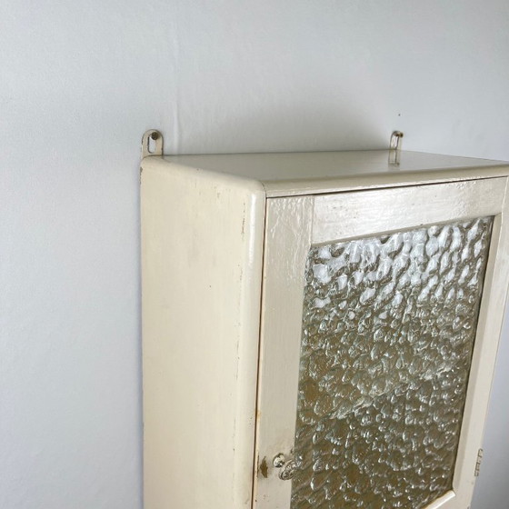 Image 1 of Antieke crèmekleurige medicijnkast, 20e eeuw