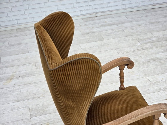 Image 1 of Anni '70, poltrona scandinava con schienale alto e ala, mobili in velluto a coste, legno di quercia intagliato.