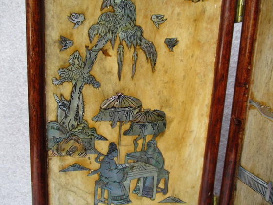 Image 1 of Chinese tafelscherm, ingelegd met parelmoer in stenen antieke panelen.