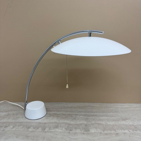 Tafellamp met gebogen arm en witte kap, Ikea, Tafellampen, Metaal, Chroom, Modern (foto 7 van 15)
