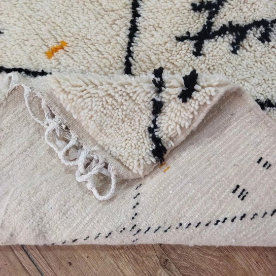 Image 1 of Handgefertigter, einzigartiger, authentischer marokkanischer Teppich – Naturwolle, Boho-Stil, handgewebt (172 × 110 cm)