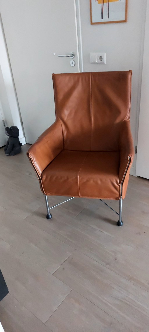 Sillón de cuero con base de metal, marrón
