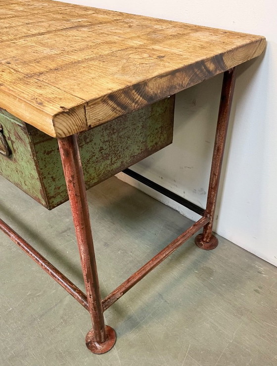 Image 1 of Table de travail industrielle rouge avec deux tiroirs en fer vert, années 1960