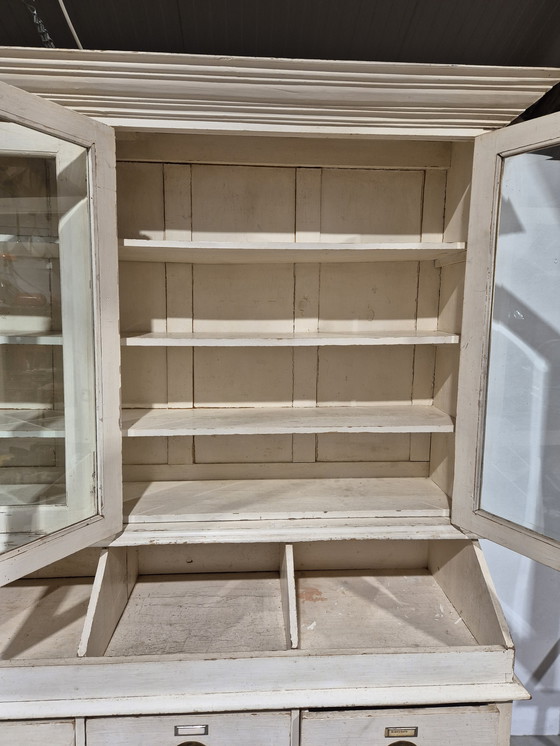 Image 1 of Vecchia credenza rurale in pino con vetri tagliati